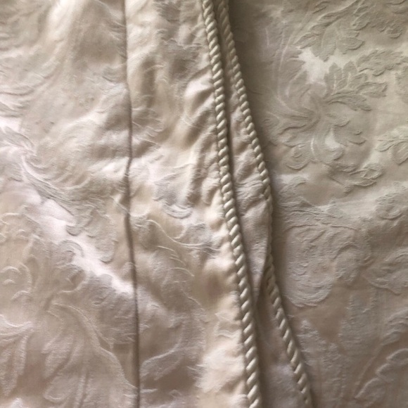 no brand Other - Elegant Cream Pillow with Textured Design